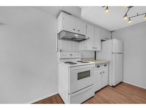 13-4531 7 Avenue Se, Calgary, AB - Indoor Photo Showing Kitchen