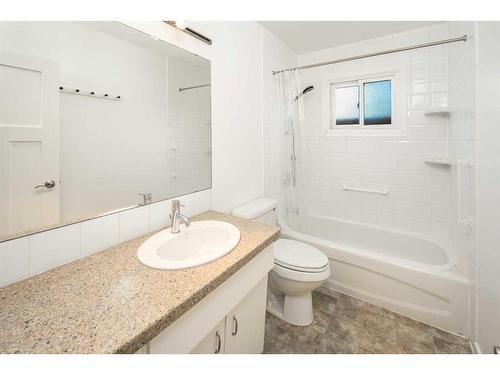 4124 Brisebois Drive Nw, Calgary, AB - Indoor Photo Showing Bathroom