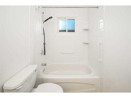 4124 Brisebois Drive Nw, Calgary, AB - Indoor Photo Showing Bathroom