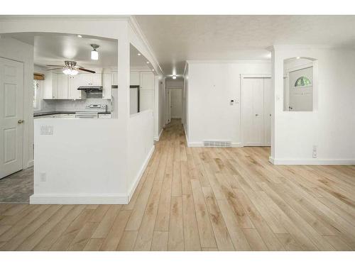 4124 Brisebois Drive Nw, Calgary, AB - Indoor Photo Showing Kitchen