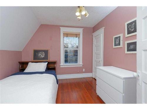 629 13 Avenue Ne, Calgary, AB - Indoor Photo Showing Bedroom