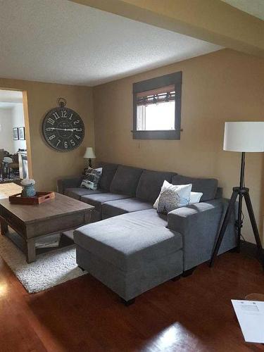 629 13 Avenue Ne, Calgary, AB - Indoor Photo Showing Living Room