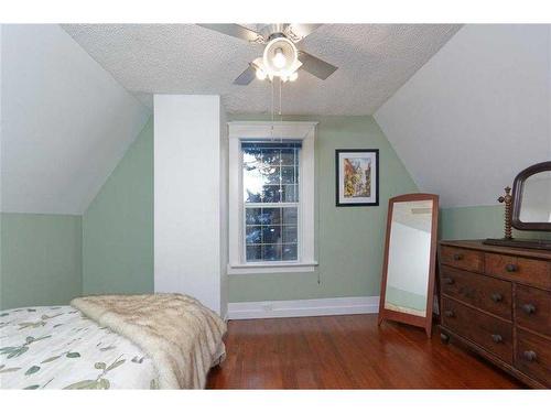 629 13 Avenue Ne, Calgary, AB - Indoor Photo Showing Bedroom