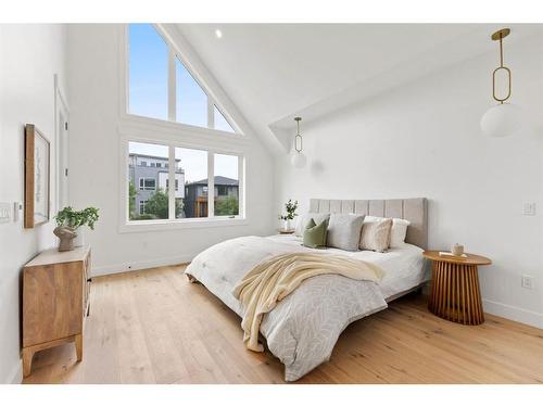 2035 32 Avenue Sw, Calgary, AB - Indoor Photo Showing Bedroom