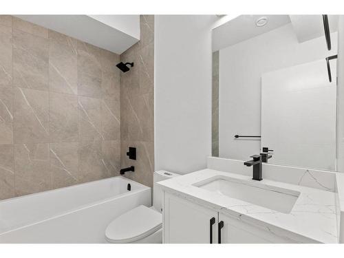 2035 32 Avenue Sw, Calgary, AB - Indoor Photo Showing Bathroom