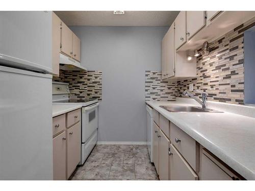 121-10120 Brookpark Boulevard Sw, Calgary, AB - Indoor Photo Showing Kitchen