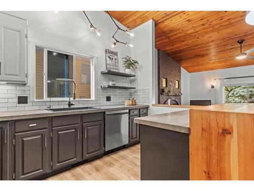 125 Woodbend Way, Okotoks, AB - Indoor Photo Showing Kitchen