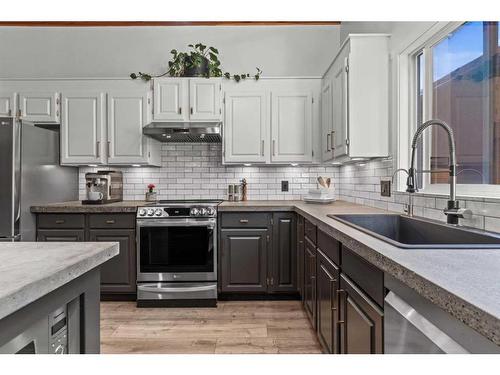 125 Woodbend Way, Okotoks, AB - Indoor Photo Showing Kitchen With Upgraded Kitchen