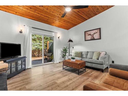 125 Woodbend Way, Okotoks, AB - Indoor Photo Showing Living Room