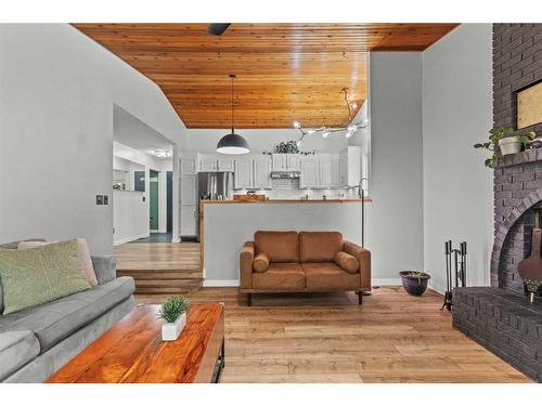 125 Woodbend Way, Okotoks, AB - Indoor Photo Showing Living Room