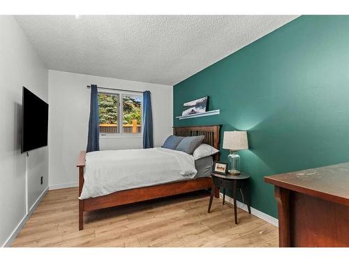 125 Woodbend Way, Okotoks, AB - Indoor Photo Showing Bedroom