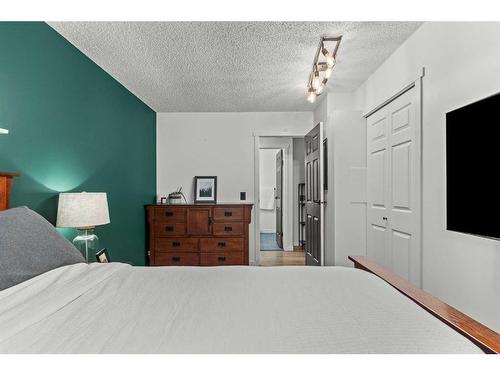 125 Woodbend Way, Okotoks, AB - Indoor Photo Showing Bedroom