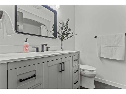 125 Woodbend Way, Okotoks, AB - Indoor Photo Showing Bathroom