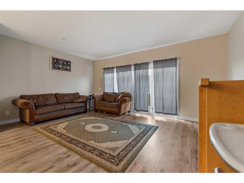 176 Howse Avenue Ne, Calgary, AB - Indoor Photo Showing Living Room