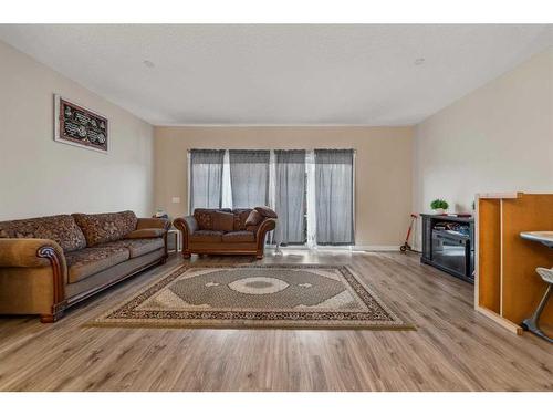 176 Howse Avenue Ne, Calgary, AB - Indoor Photo Showing Living Room