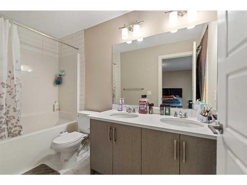 176 Howse Avenue Ne, Calgary, AB - Indoor Photo Showing Bathroom