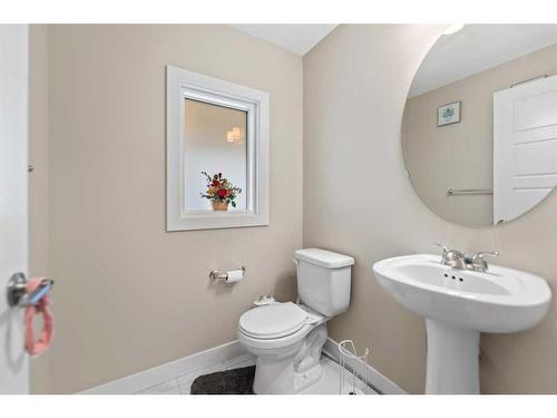 176 Howse Avenue Ne, Calgary, AB - Indoor Photo Showing Bathroom