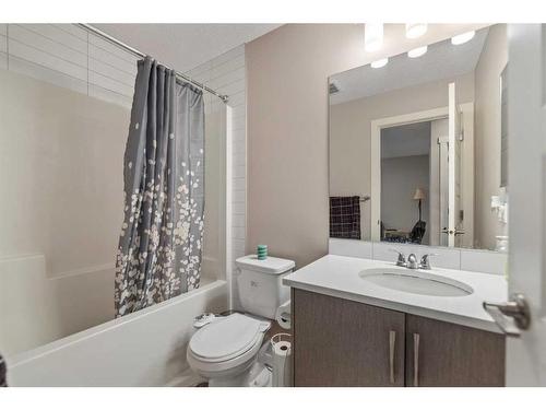 176 Howse Avenue Ne, Calgary, AB - Indoor Photo Showing Bathroom