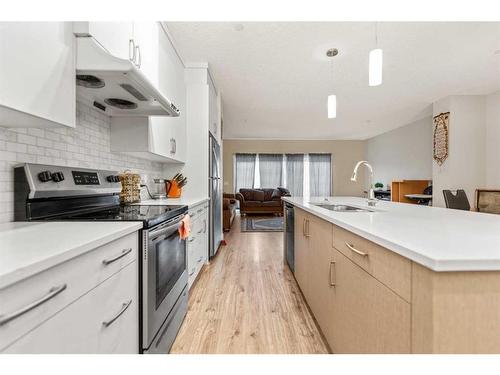 176 Howse Avenue Ne, Calgary, AB - Indoor Photo Showing Kitchen With Upgraded Kitchen