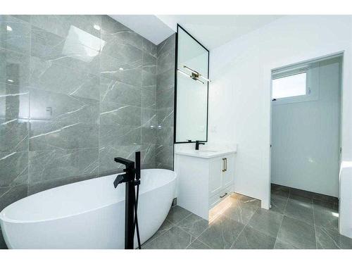 105 Hartford Road Nw, Calgary, AB - Indoor Photo Showing Bathroom