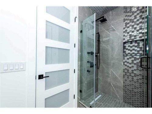 105 Hartford Road Nw, Calgary, AB - Indoor Photo Showing Bathroom