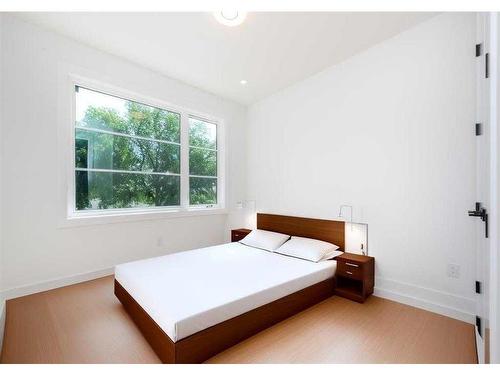 105 Hartford Road Nw, Calgary, AB - Indoor Photo Showing Bedroom