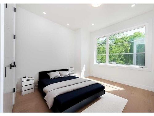 105 Hartford Road Nw, Calgary, AB - Indoor Photo Showing Bedroom