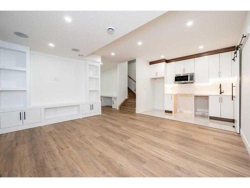 105 Hartford Road Nw, Calgary, AB - Indoor Photo Showing Kitchen