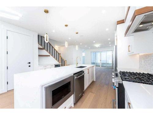 105 Hartford Road Nw, Calgary, AB - Indoor Photo Showing Kitchen With Upgraded Kitchen