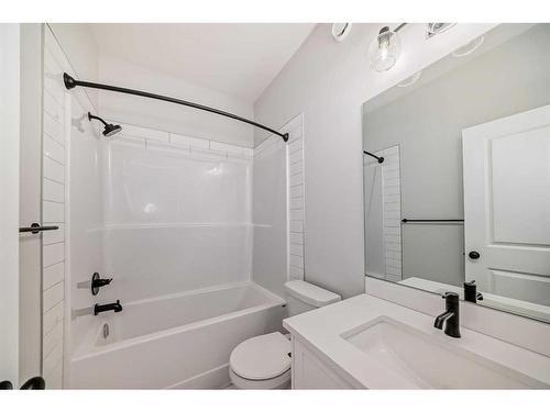 208 Lucas Place Nw, Calgary, AB - Indoor Photo Showing Bathroom