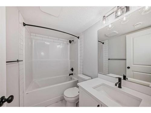 208 Lucas Place Nw, Calgary, AB - Indoor Photo Showing Bathroom