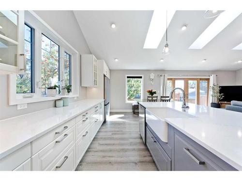 3 Glenview Crescent Sw, Calgary, AB - Indoor Photo Showing Kitchen