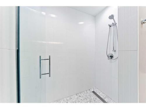 3 Glenview Crescent Sw, Calgary, AB - Indoor Photo Showing Bathroom