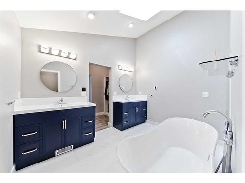 3 Glenview Crescent Sw, Calgary, AB - Indoor Photo Showing Bathroom