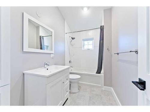 3 Glenview Crescent Sw, Calgary, AB - Indoor Photo Showing Bathroom