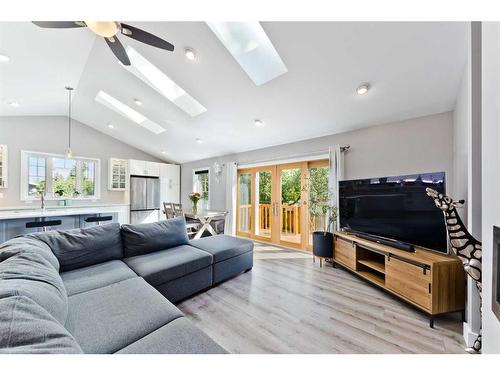 3 Glenview Crescent Sw, Calgary, AB - Indoor Photo Showing Living Room