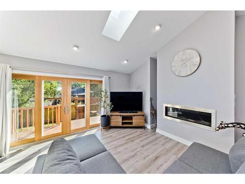 3 Glenview Crescent Sw, Calgary, AB - Indoor Photo Showing Living Room With Fireplace