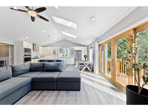 3 Glenview Crescent Sw, Calgary, AB - Indoor Photo Showing Living Room