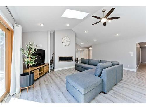 3 Glenview Crescent Sw, Calgary, AB - Indoor Photo Showing Living Room With Fireplace