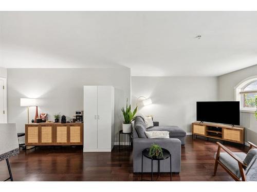 111-923 15 Avenue Sw, Calgary, AB - Indoor Photo Showing Living Room