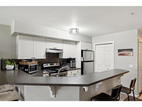 111-923 15 Avenue Sw, Calgary, AB - Indoor Photo Showing Kitchen With Double Sink