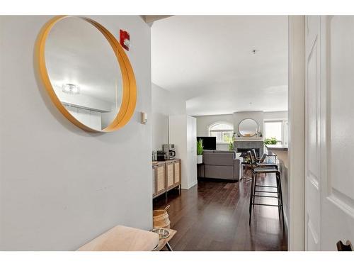 111-923 15 Avenue Sw, Calgary, AB - Indoor Photo Showing Other Room