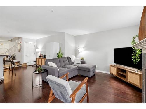 111-923 15 Avenue Sw, Calgary, AB - Indoor Photo Showing Living Room