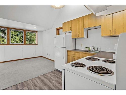 501 3 Street, Canmore, AB - Indoor Photo Showing Kitchen