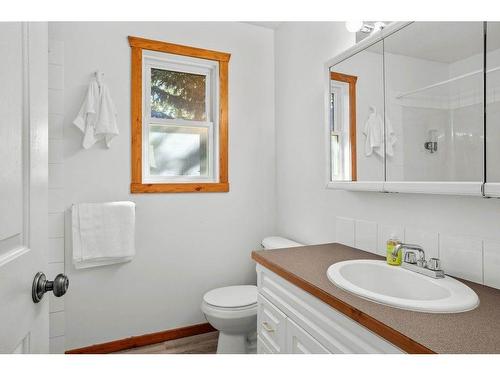 501 3 Street, Canmore, AB - Indoor Photo Showing Bathroom