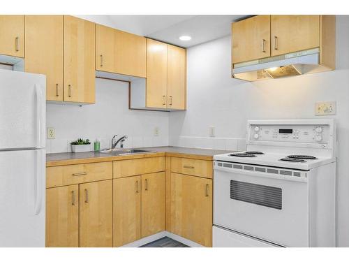 501 3 Street, Canmore, AB - Indoor Photo Showing Kitchen