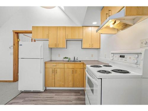 501 3 Street, Canmore, AB - Indoor Photo Showing Kitchen