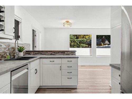 501 3 Street, Canmore, AB - Indoor Photo Showing Kitchen