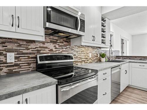 501 3 Street, Canmore, AB - Indoor Photo Showing Kitchen