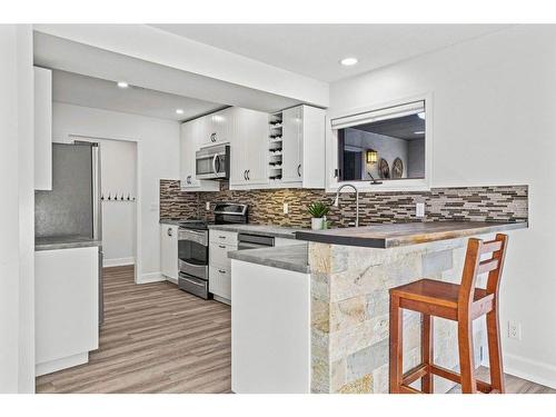 501 3 Street, Canmore, AB - Indoor Photo Showing Kitchen With Upgraded Kitchen